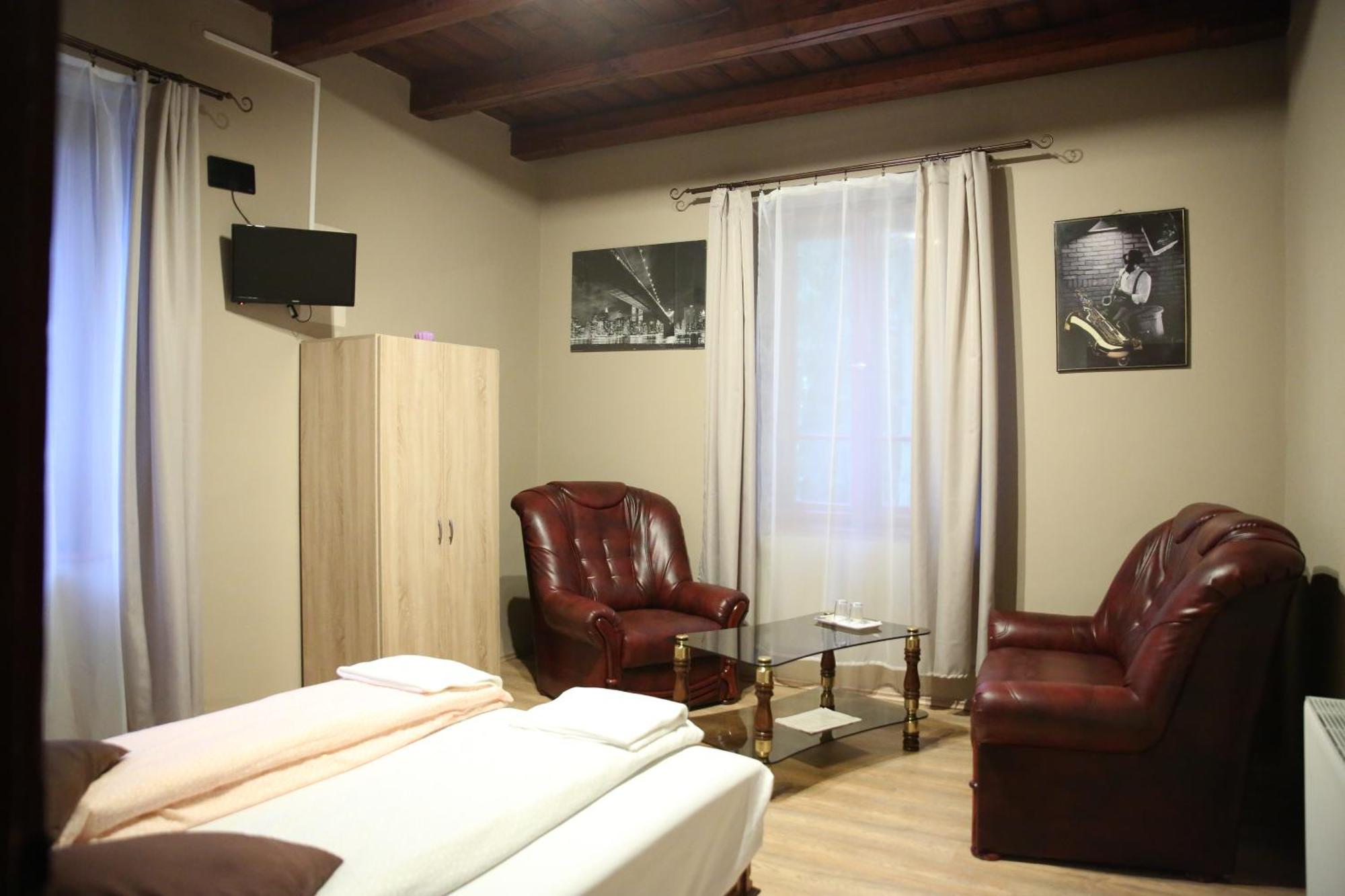 Deja Vu Szallas & Rendezveny Zirc Ngoại thất bức ảnh