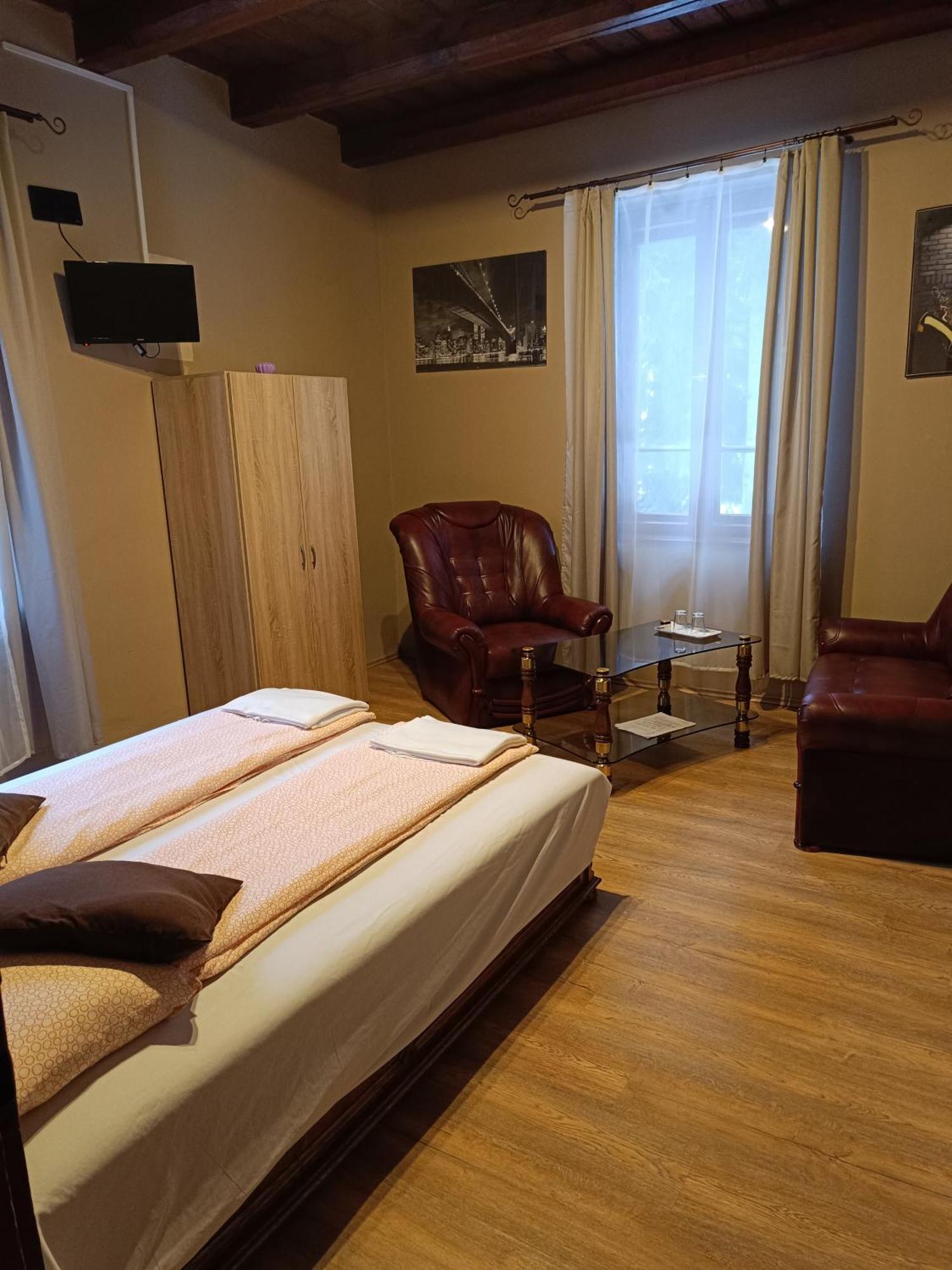 Deja Vu Szallas & Rendezveny Zirc Ngoại thất bức ảnh